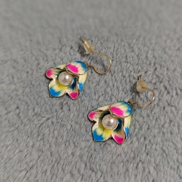 NWOT Lovely Blucome Floral Enamel w/ Faux Pearl Center Pierced Earrings - Picture 4 of 5